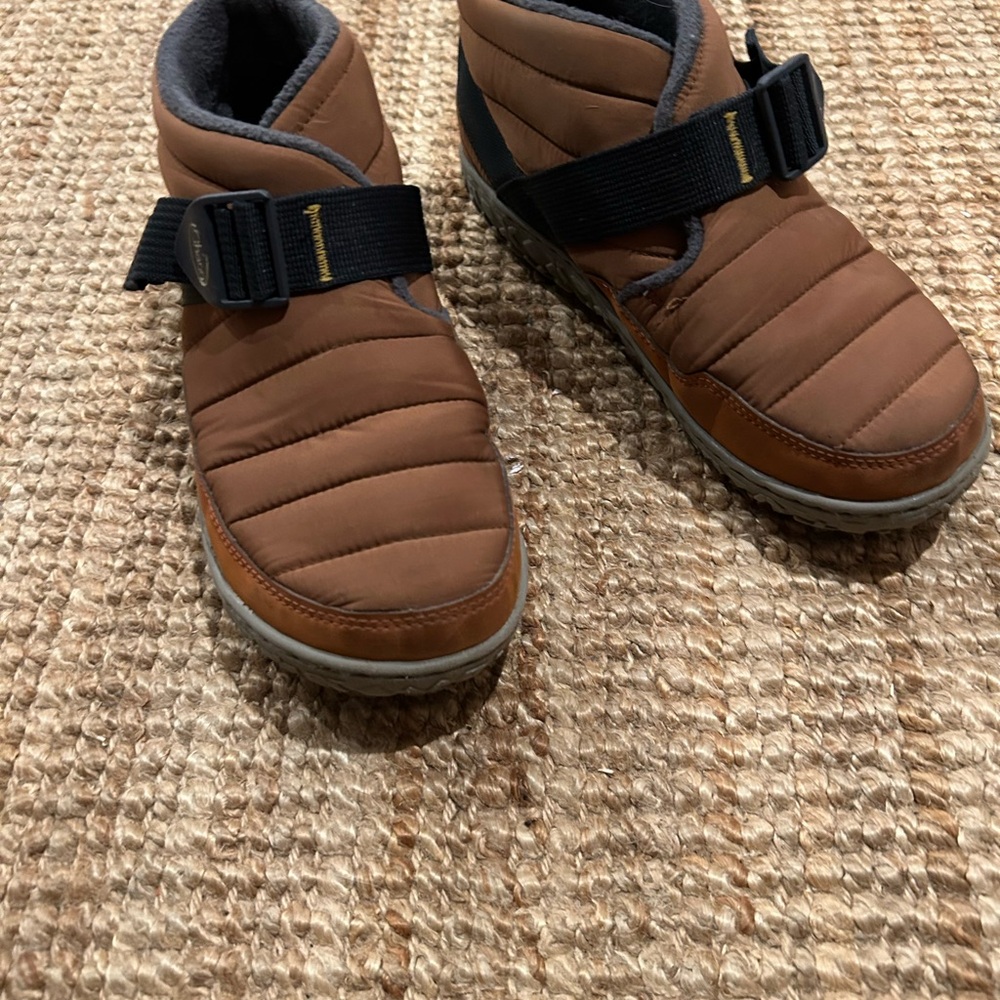 Women’s winter snow Chaco Brown Boots  8.5 runs small, like 8